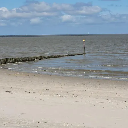 Strandkajuete Hooksiel Шиллиг