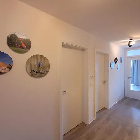 Strandkajuete Hooksiel Шиллиг